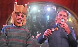 Festa del regalo riciclato, si scherza e sorride con i doni pi&ugrave; brutti e strani