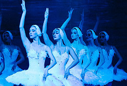 "Il lago dei cigni" al Teatro Alfieri: romanticismo e virtuosismo in scena