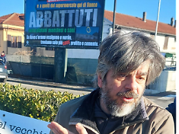 Nuovo Lidl, flash mob per non dimenticare il taglio dei sette platani di corso Savona