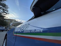 Ubriaco  spacca lo specchietto di un'auto in sosta vicino alla Questura