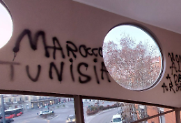 Scritte sui muri e rifiuti abbandonati lungo il corridoio: al Movicentro sono tornati in azione i vandali