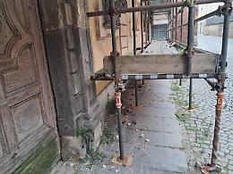 Altro crollo di calcinacci a Palazzo Gazelli e balletto di chiusure