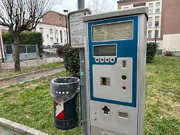 Provano a "scassinare" il parchimetro per rubare le monetine