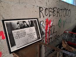 Altro svuotamento di garage  ai "Tetti Blu": tra i rifiuti anche una Bmw  