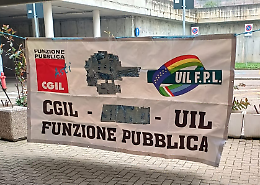 Flash mob davanti al Pronto soccorso, scoppia la polemica sullo striscione "riciclato"