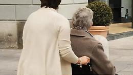 Badante infedele viene arrestata all'uscita dal processo  perch&eacute; ha cercato di nuovo la sua vittima