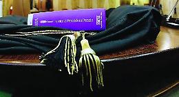 Gli avvocati: &laquo;La piazza non pu&ograve; farsi giustizia da sola, tentativo di linciaggio inaccettabile&raquo;