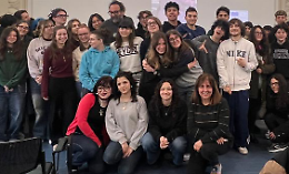 Il regista Giuseppe Piccioni guida gli studenti dentro "Zvan&igrave;", il film su Giovanni Pascoli