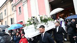 Nizza Monferrato in lacrime: sotto la pioggia l'addio commosso a Zoe [FOTOGALLERY]