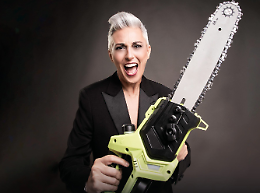 Cathy La Torre sul palco rende omaggio alle donne protagoniste di storie straordinarie