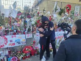 Note, lacrime, musica ed emozioni al muro di fiori per Zoe