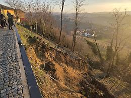 Frana la collina ai piedi del castello di Moasca: nessun ferito ma manca l'acqua nel centro paese