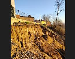 Primi lavori alla grande frana sotto il castello e riaperta l'acqua