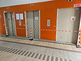 All'ospedale Cardinal Massaia di Asti tre ascensori e una scala mobile sono "fuori servizio"