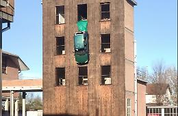 Un'auto appesa in attesa della festa