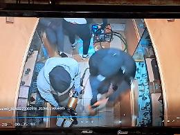 Sventrano la vetrina con le cesoie pneumatiche e svaligiano gioielleria in meno di 4 minuti