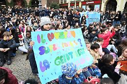 Asti marcia contro il bullismo: oltre mille studenti in piazza per dire no all&rsquo;indifferenza
