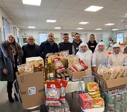 I giostrai del Luna Park di Asti donano cento chili di pasta e molti altri generi alimentari alla mensa sociale