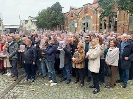 Come nella foto del 1935, tutti in fila nel cortile della ex Way Assauto per una foto storica