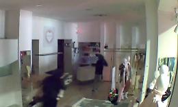 Altra "spaccata" in via Cavour: ladri via con 70 mila euro di vestiti firmati