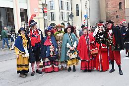 Il Carnevale di Asti sfila con le sue maschere della tradizione insieme a gruppi internazionali