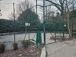 Tre amici riqualificano il campetto da basket al Bosco dei Partigiani