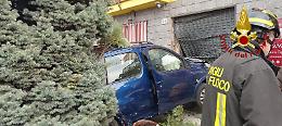 Auto esce di strada e finisce contro il muro di una casa