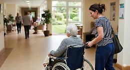 Condannata a 4 anni la badante che faceva portare dai taxisti il cibo a madre e figlio che doveva accudire