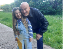 La piccola Isabelle a fianco di Claudio Bisio nella fiction "Uno sbirro in Appennino"