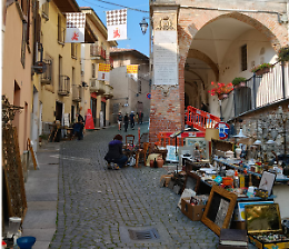 Cocconato bell'e buono: sabato torna il mercatino vintage per via Roma