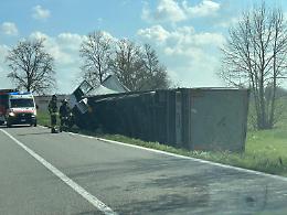 Tir si ribalta nel fosso e disperde un intero carico di vernici