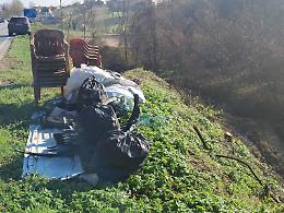 L'Asp ripulisce il ciglio della strada occupato dallo "svuotino" di primavera