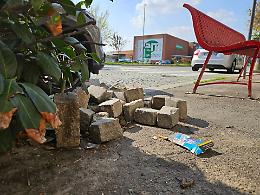 Decine di cubetti di porfido "abbandonati" in corso Torino: &laquo;Il Comune li faccia rimuovere, potrebbero essere usati per fare danni&raquo; [FOTO]