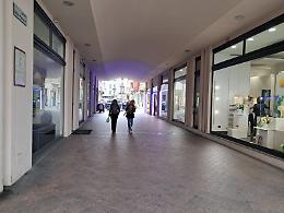 Insulti, schiaffi agli anziani, salti sui tavoli del dehor, immondizia davanti ai negozi: il gruppo di "maranza" si allarga