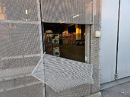 Piegano un pannello in metallo per cercare di entrare nel magazzino del Pam