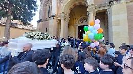 &laquo;Melissa vittima dell'incoscienza umana&raquo;: addio alla ragazzina fra palloncini e peluches [VIDEO]