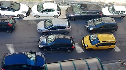Ancora parcheggi selvaggi in doppia fila in attesa che arrivino gli studenti