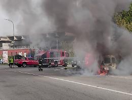 Avvertono un automobilista che sta guidando un furgoncino  in fiamme