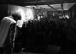 "Open mic" a FuoriLuogo: microfono aperto per cantautori, band e rapper