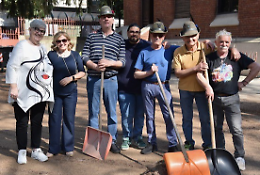 Ripulito da foglie e ramaglie il cortile della scuola primaria Dante grazie al lavoro di squadra