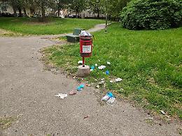 Il parco Biberach a rischio, l'incivilt&agrave; trasforma l'area verde davanti all'ex Maternit&agrave; in discarica a cielo aperto [FOTOGALLERY]