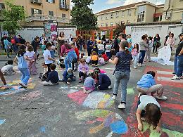 Asti, i bambini si riappropriano del parcheggio di piazzale Vittoria trasformandolo in uno spazio didattico e di gioco [FOTO]