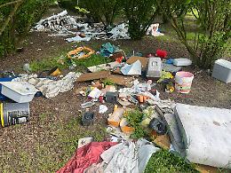 Scempio ambientale nel noccioleto: scoperta una discarica sulla strada tra Caniglie e Callianetto [FOTO]