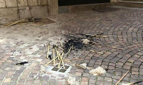 Ramaglie bruciate sulle pietre d'inciampo a Moncalvo