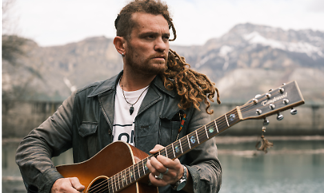 "Un cerchio infinito": Esma racconta i cicli della terra e del cuore