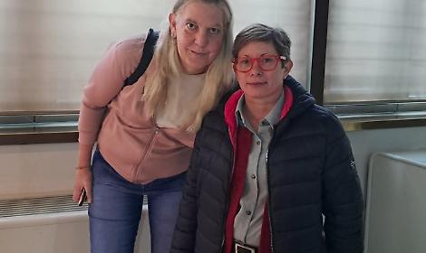 Emanuela e Linda Pines in tribunale dopo uno degli ennesimi rinvii
