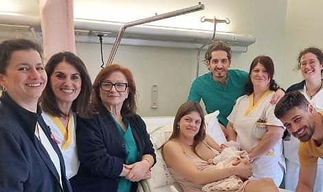 Bianca Erina, prima nata 2026 con i genitori e lo staff di Maternit&agrave;