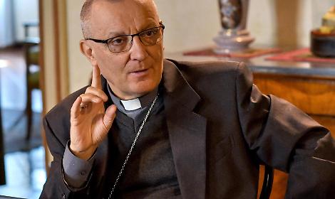 "Padri, padroni?": monsignor Prastaro apre il dibattito sul tema del potere