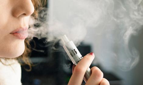 Adolescente con sigaretta elettronica