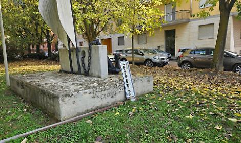 Parco Biberach, quel cartello abbattuto che attende da oltre 3 mesi di essere rimesso al suo posto